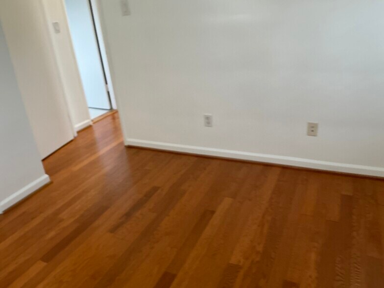 Building Photo - 526 Kenyon St NW