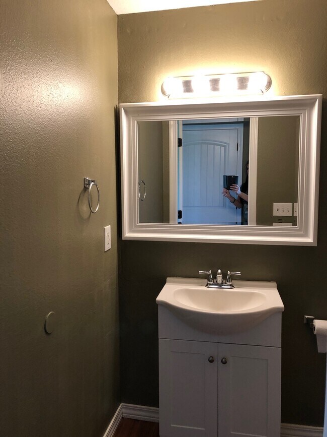 Building Photo - Beautiful Nixa Home
