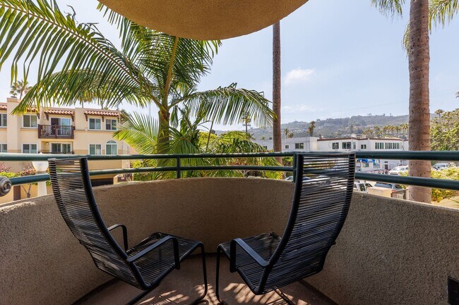 Building Photo - La Jolla Shores Living - Steps from the Be...