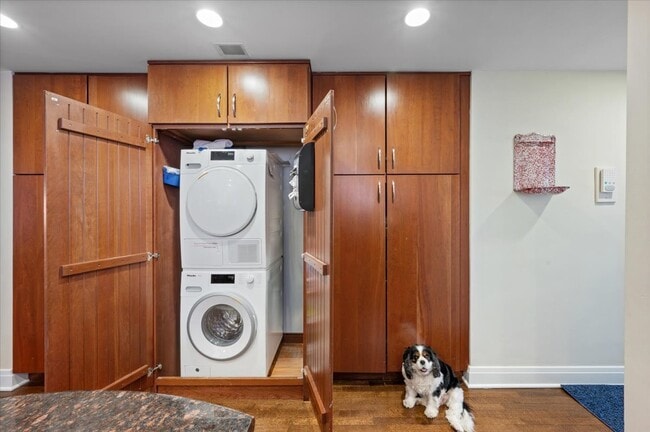 Building Photo - 2130 N Lincoln Park W