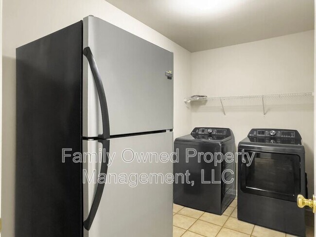 Building Photo - 8753 Red Oak Dr
