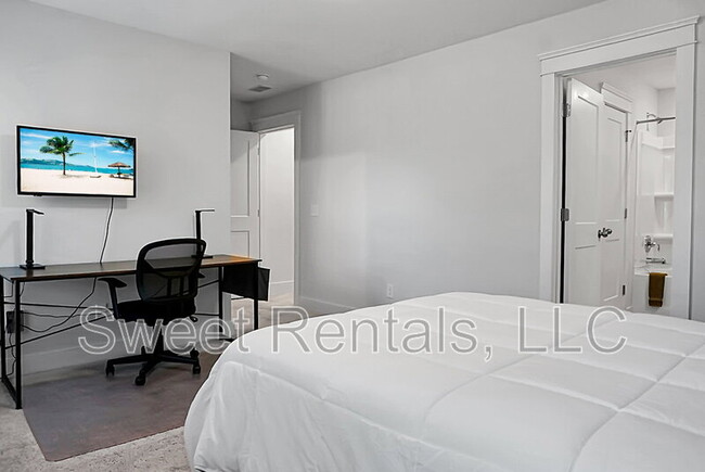 Building Photo - 4565 Mixson Ave