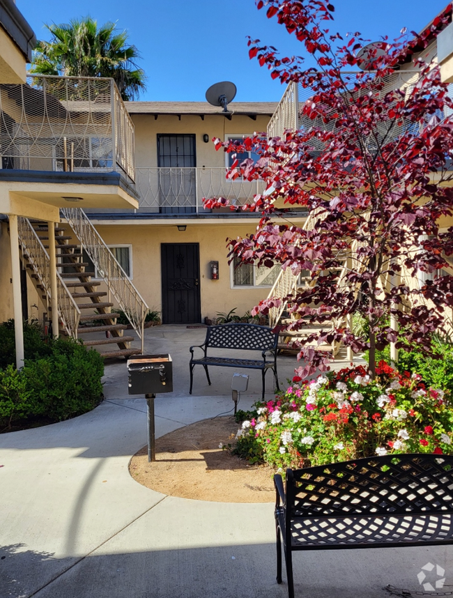 Building Photo - 3550 Lynwood