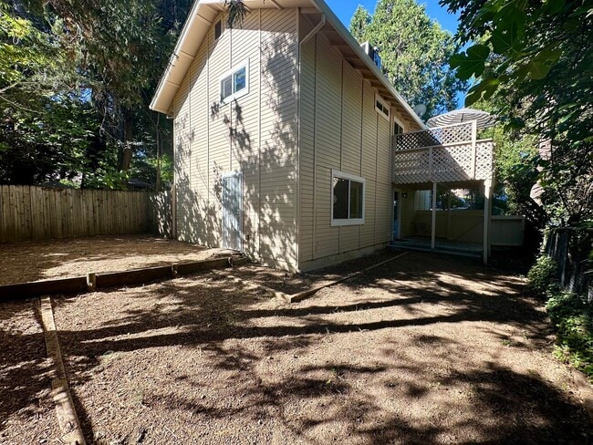 Building Photo - Nice 3 bedroom, 2 bath Home located in his...