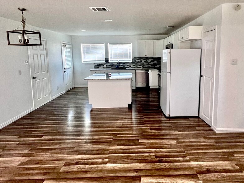 Building Photo - 421 W Grubb Dr