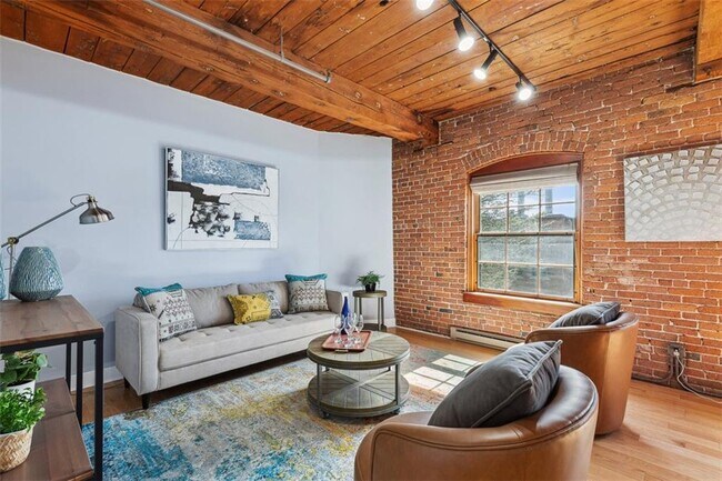 Building Photo - 555 S Water St