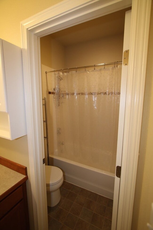 Building Photo - 3 Bedroom Condo close to JBER!