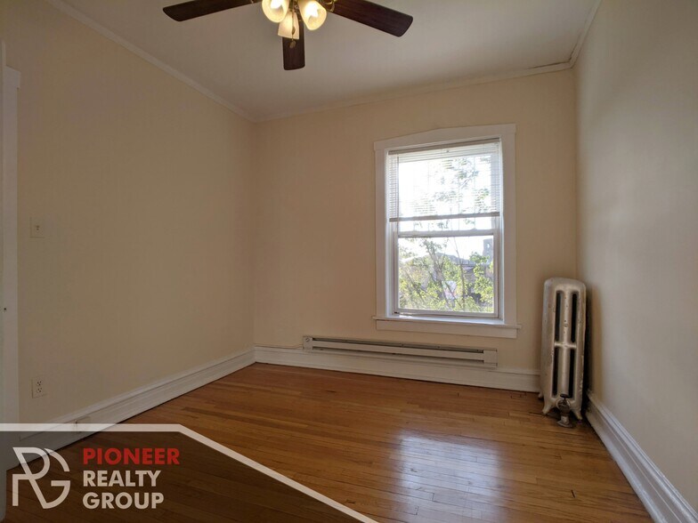 Building Photo - 953 W Cornelia Ave