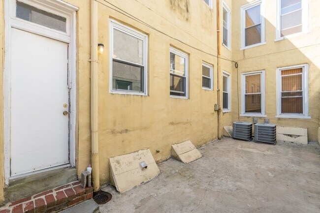 Building Photo - 1121 S 13th St