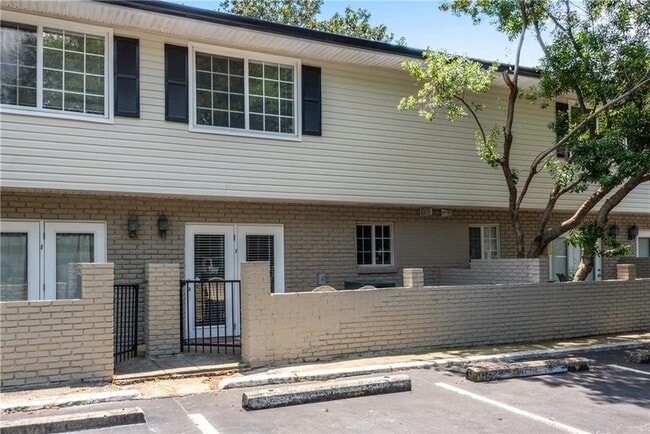 Building Photo - 6940 Roswell Rd