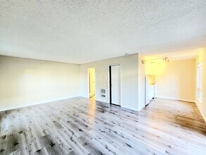 Building Photo - Large studio with private deck