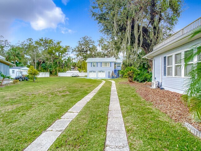 Building Photo - Charming Carriage House