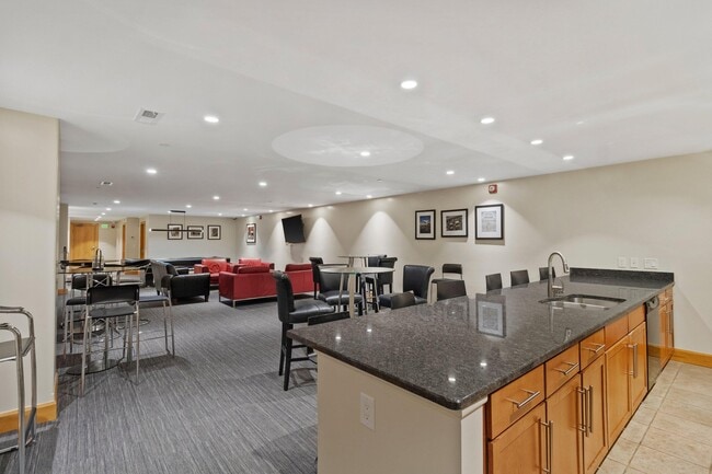 Building Photo - 1550 E Royall Pl