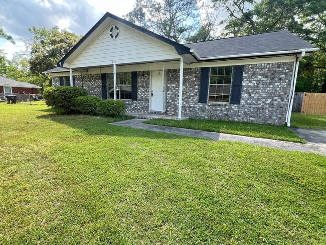 Building Photo - AVAILABLE LATE NOVEMBER (Small Pets Only)