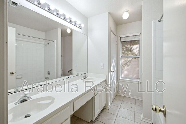 Building Photo - 832 Dimrock