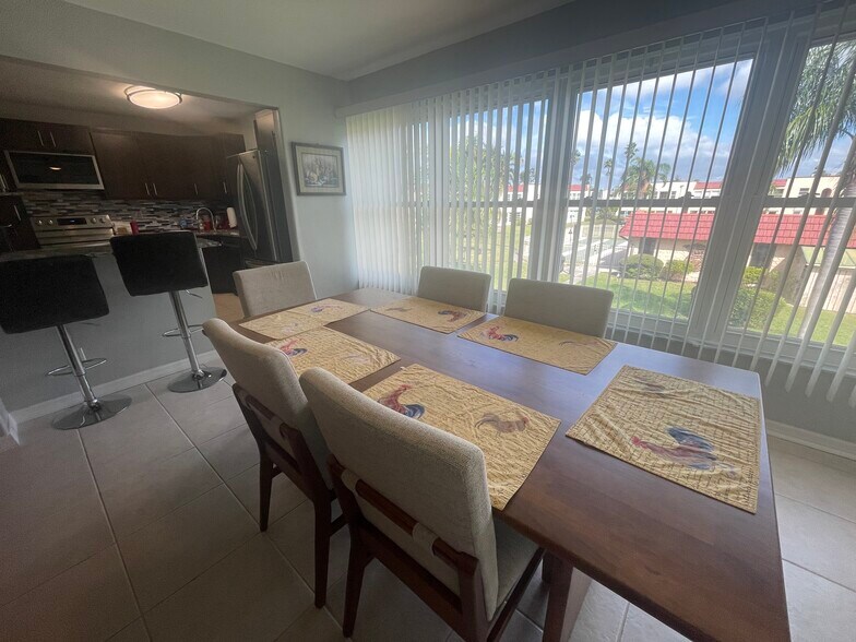 Dining with a garden view - 218 Dogwood Cir