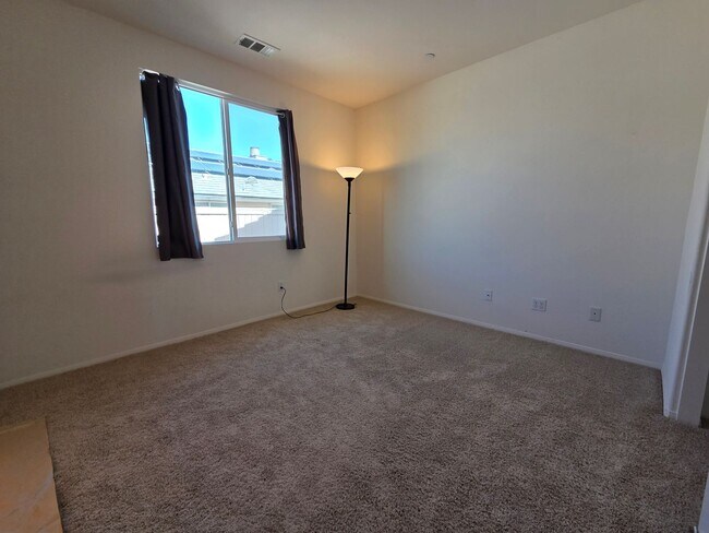 Building Photo - New Listing!