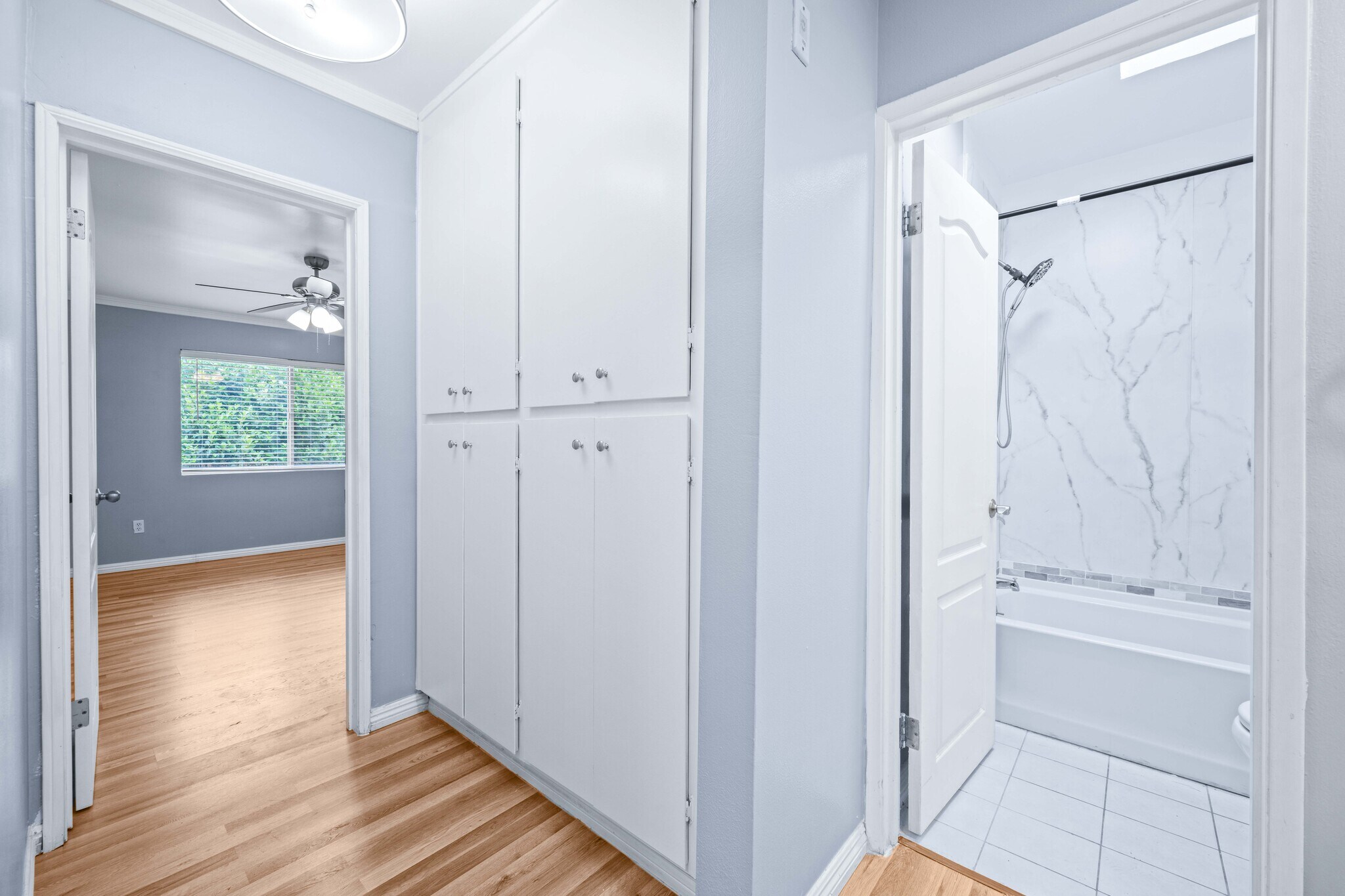 Building Photo - 12801 Moorpark St