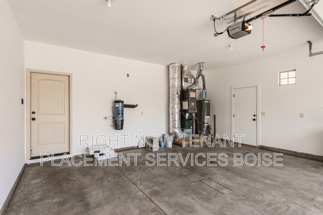 Building Photo - 994 E Winding Creek Dr