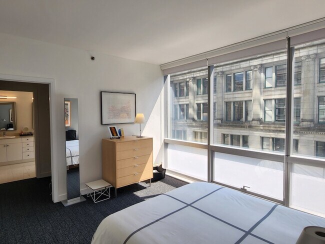 Building Photo - 8 E Randolph St