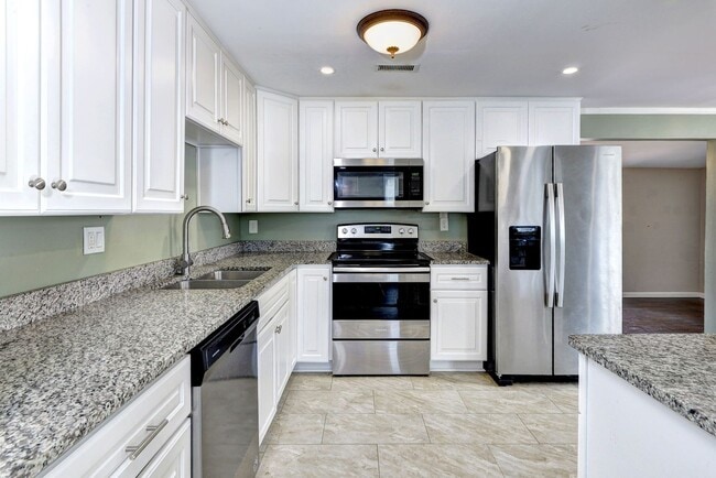 Building Photo - Charming Rental Home in Hampton!