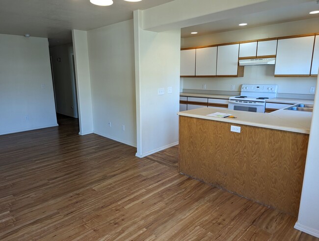 Building Photo - Nice 3 Bedroom 2 Bathroom Condo