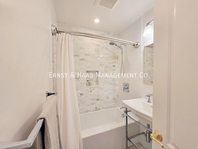 Building Photo - 2054 Pattiz Ave