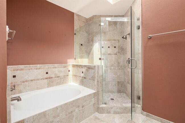 Building Photo - 3715 Crescent Dr