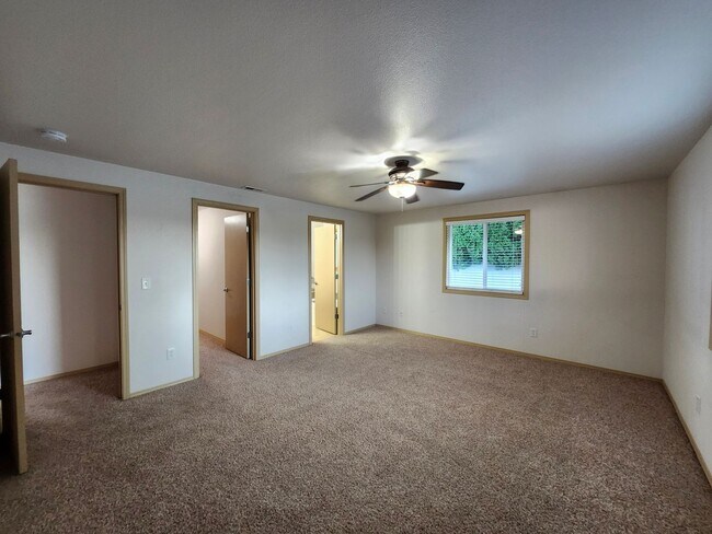 Building Photo - Spacious 3 bedroom/2 bath on Cul-de-Sac, 3...