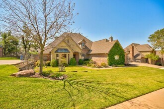 Building Photo - Luxury 5 Bedroom Home in Fairfax Estates + Safe Room + Memorial High + Easy Access to I-35