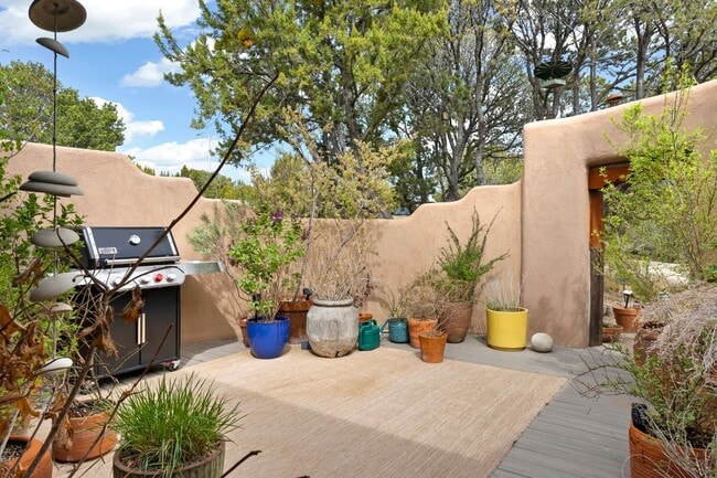 Building Photo - 303 Calle Loma Norte