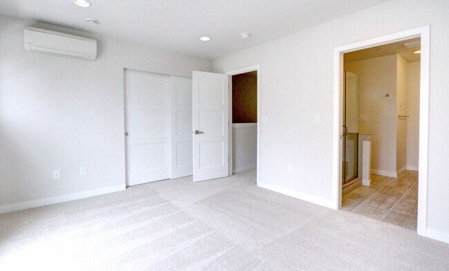 Building Photo - 3Bd/2.75Ba Seattle Townhouse