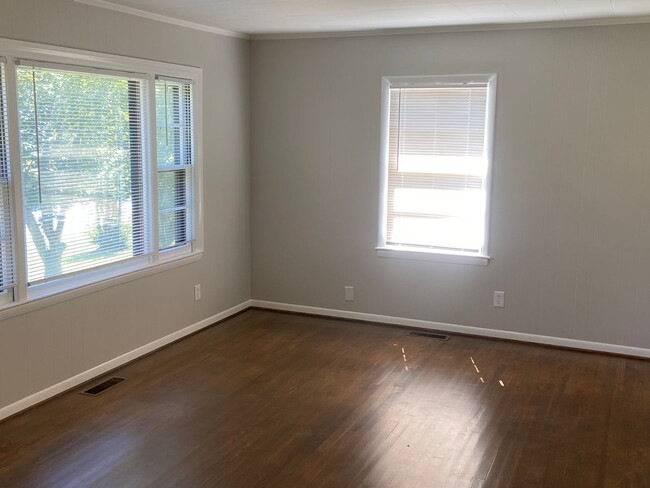 Building Photo - Three bedroom, one bath house in Hillsboro...