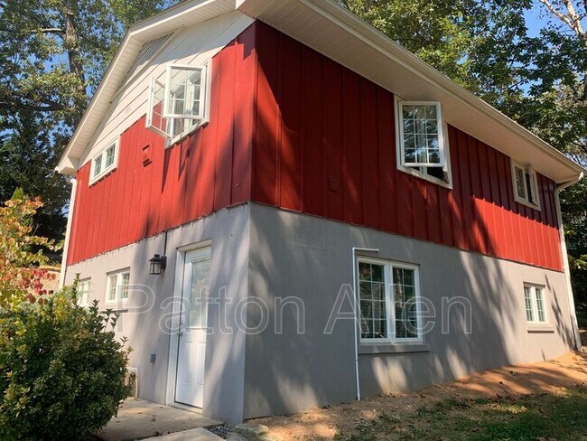 Building Photo - 109 Barnard Ave