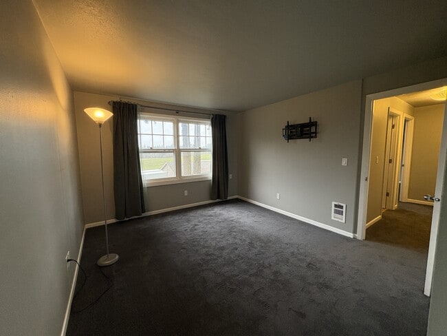 Building Photo - 16093 SW Roy Rogers Rd