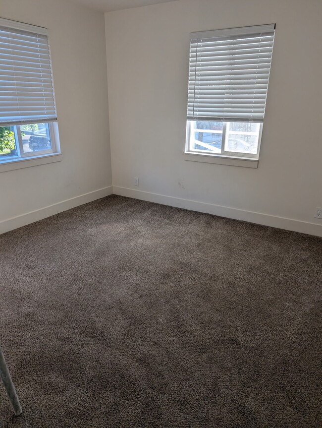 Building Photo - 880 Medoland Dr