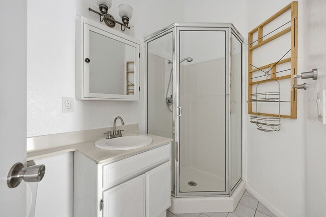Building Photo - Highland Park 2 Bed / 2 Bath Condo with Resort-Style Amenities