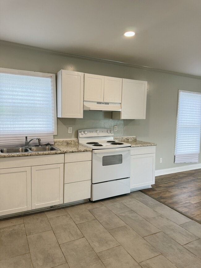 Building Photo - 1002 E Simcoe St