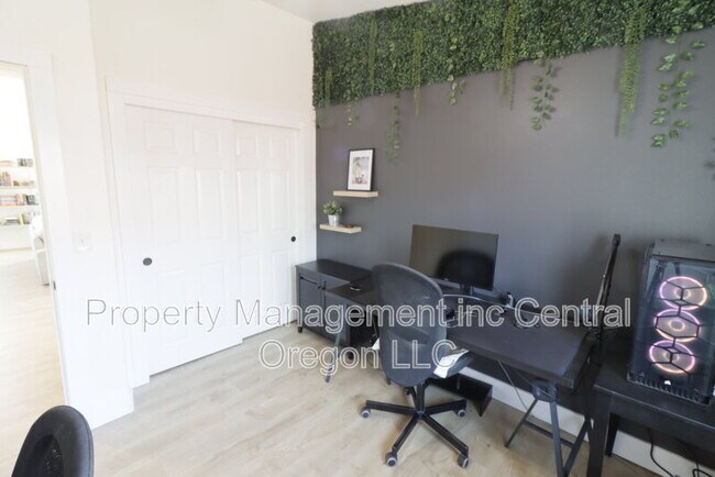 Building Photo - 908 NW Spruce Tree Pl