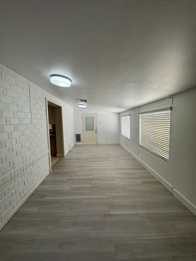 Building Photo - 2225 W Whitton Ave