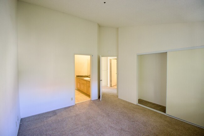 Building Photo - 129 E Court Ln