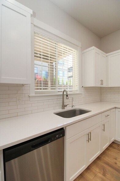 Building Photo - 16576 SW Sunshine Coast St