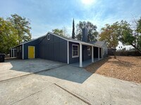 Building Photo - Beauitfully upgraded 3 Bedroom on large lot!