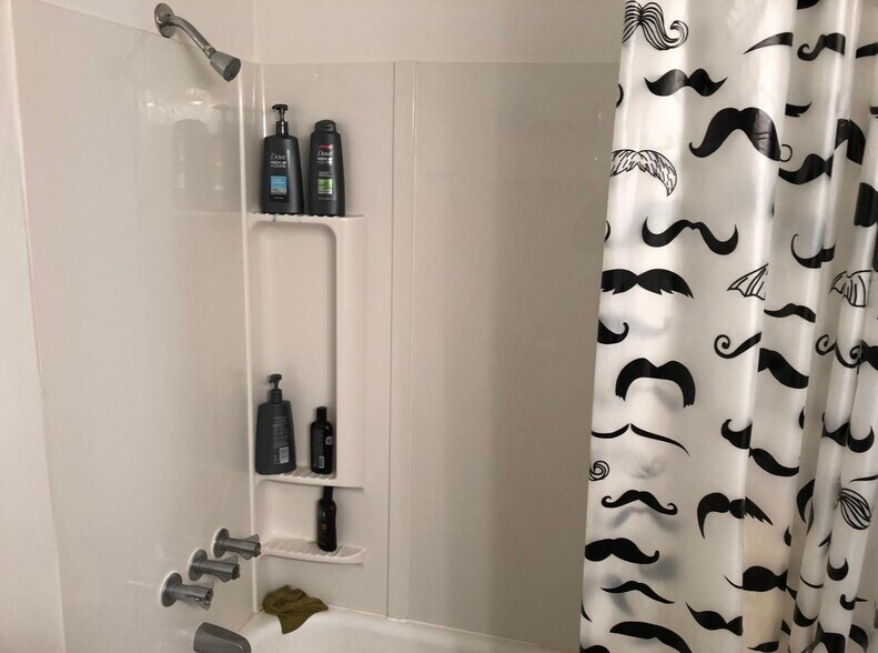 Building Photo - 731 S Woodlawn Ave