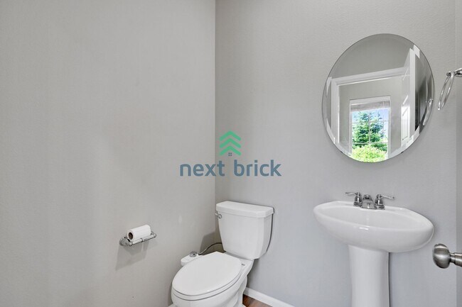 Building Photo - 4 BED & 2.5 BATH FOR RENT