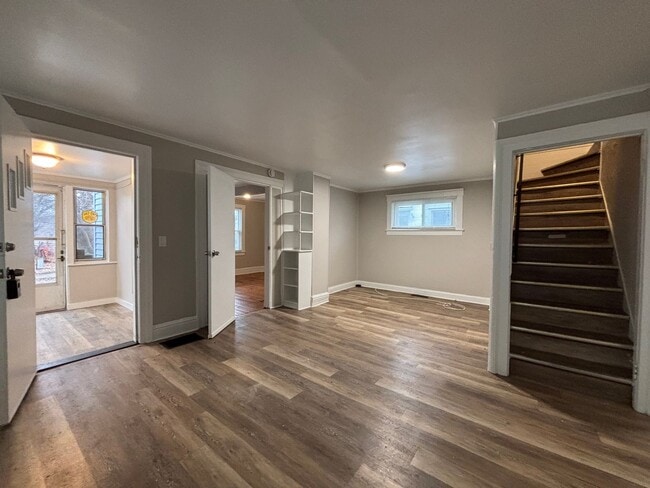 Building Photo - 4 Bedroom 2 Bath Single Family Home W/Garage!