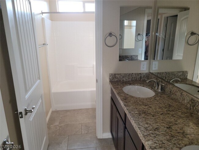 Building Photo - 2919 Tremont Ave