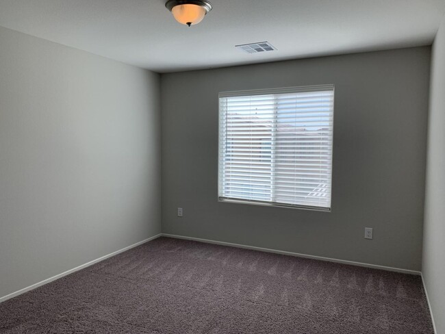 Building Photo - Beautiful 5 bedroom home