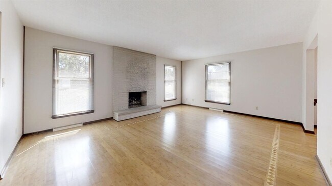 Building Photo - 933 High Meadow Dr