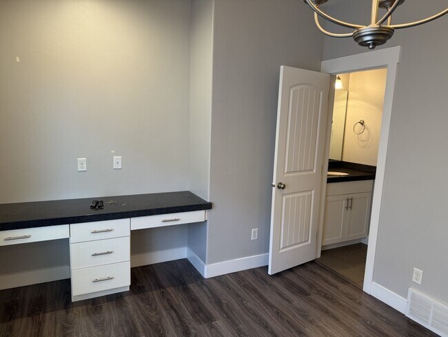 Building Photo - 5535 W Naples Dr